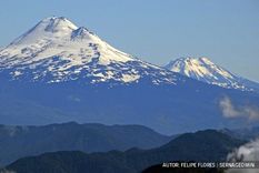 El volcán en actividad. Foto: Sernageomin