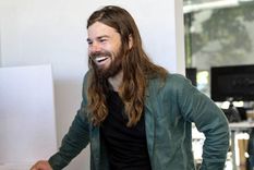 Dan Price recortó su salario en US$1 millón, hipotecó sus dos casas y renunció a sus acciones, al mismo tiempo que le subió el sueldo a sus empleados en 2015. Foto: GRAVITY