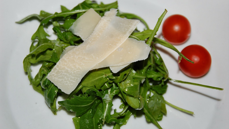 Durante el verano, esta receta es una de las ensaladas más elegidas por su frescura y mínima preparación. Durante el verano, esta receta es una de las ensaladas más elegidas por su frescura y mínima preparación.