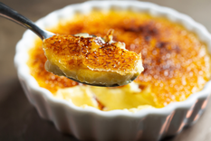 La crema catalana es considerada uno de los postres más antiguos de España, con registros que datan del siglo XIV ¿lo sabías?