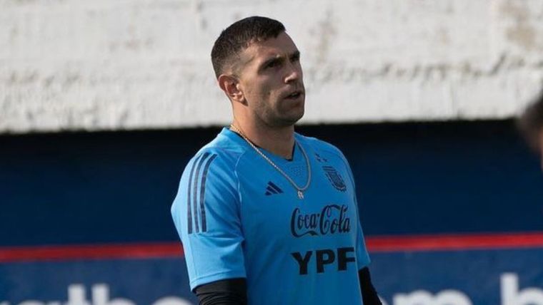 El Dibu será titular en la altura. Foto: Instagram @emi_martinez26