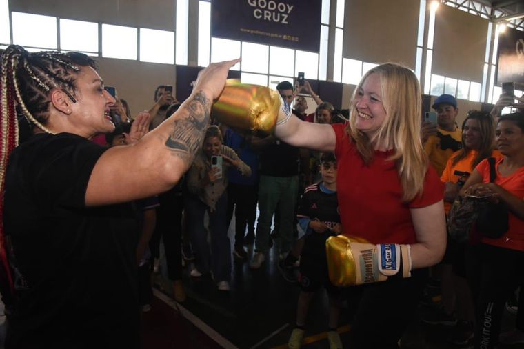 Hebe Casado junto a Locomotora Oliveras