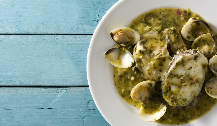 Algunas versiones a&ntilde;aden almejas, esp&aacute;rragos o guisantes, lo que convierte esta receta en un plato adaptable a distintos gustos y ocasiones.