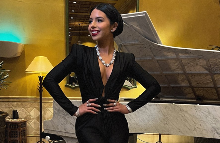 Ángela Aguilar sabe cómo resaltar su silueta con los vaqueros adecuados. Foto: Instagram @angela_aguilar_