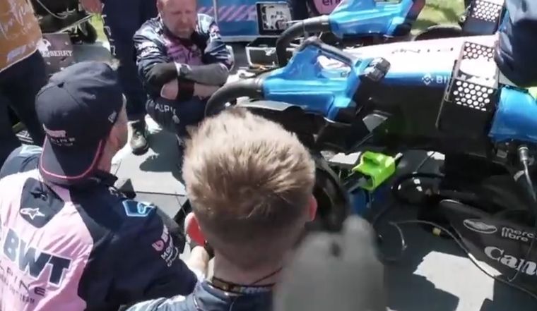 Los mecánicos de Alpine trabajando en el auto de Franco Colapinto en la previa de la largada