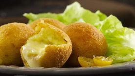 Bombas de papa con ensalada. Foto: laserenisima.com.ar