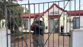 Personal de seguridad cerrando una de las tantas escuelas donde se celebraron las elecciones de Misiones Personal de seguridad cerrando una de las tantas escuelas donde se celebraron las elecciones de Misiones