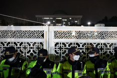 La policía haciendo guardia en la puerta de la Asamblea Nacional después de que el presidente de Corea del Sur declarara la ley marcial. Foto: REUTERS