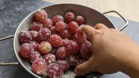 Un método natural para limpiar las frutas y las verduras. Un método natural para limpiar las frutas y las verduras.