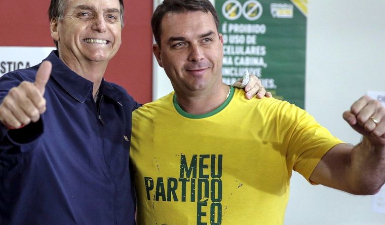 Jair Bolsonaro junto a su hijo Flavio, quien también enfrenta problemas judiciales en Brasil. Foto Efe Jair Bolsonaro junto a su hijo Flavio, quien también enfrenta problemas judiciales en Brasil. Foto Efe