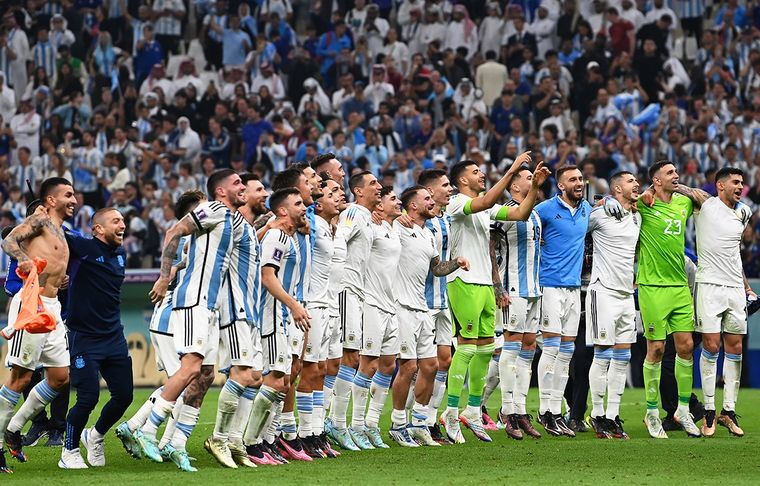 Los campeones festejan en Qatar. Foto: EFE