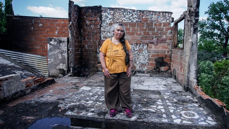 Paola Moyano y su familia están actualmente sin casa. “Yo perdí todo porque ahora mis hijos están repartidos, no están conmigo. Foto: Analía Melnik/MDZ