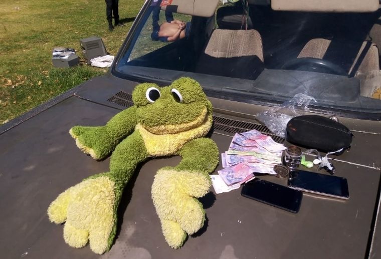 En un peluche Triste final: el muñeco del Sapo Pepe al ser hallado por la Policía.