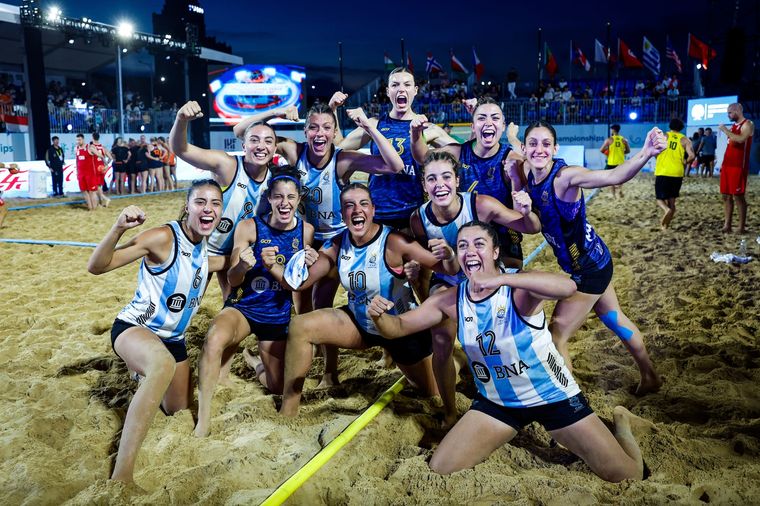 El seleccionado argentino de beach handball logró un emblemático segundo puesto en China. Foto: Confederación Argentina de Handball