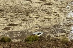 La tormenta de este sábado generó que tres vehículos fueran llevados por el agua en Godoy Cruz. Debió intervenir Defensa Civil.