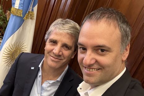 Manuel Adorni con Luis Caputo. Manuel Adorni con Luis Caputo.
