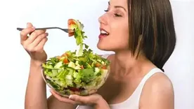 El hígado cumple funciones clave: metaboliza el alcohol, procesa toxinas, regula el azúcar en sangre y participa en el metabolismo de grasas y hormonas. El hígado cumple funciones clave: metaboliza el alcohol, procesa toxinas, regula el azúcar en sangre y participa en el metabolismo de grasas y hormonas.