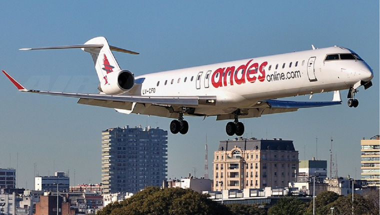 La empresa retomará en principio los vuelos charter.