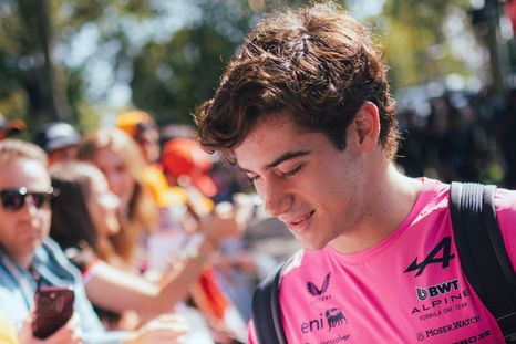 Franco Colapinto firmando autógrafos en su llegada al mítico Circuito de Albert Park, Melbourne. Franco Colapinto firmando autógrafos en su llegada al mítico Circuito de Albert Park, Melbourne.