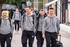 Ariel Broggi (con la valija) junto a al cuerpo técnico de Gimnasia. Ariel Broggi (con la valija) junto a al cuerpo técnico de Gimnasia.