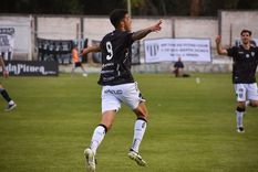 Brian Nicolás Ferreyra celebra con todo el golazo del 1-0 de Gimnasia.