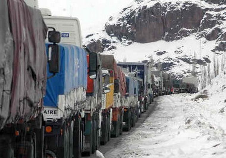 Los transportistas siguen esperando. Foto: Web