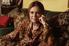 Gloria Steinem fotografiada en 1990 en su apartamento de la ciudad de Nueva York.