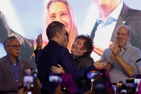 Javier Milei y Manuel Adorni juntos luego de la victoria libertaria en CABA. Foto: NA