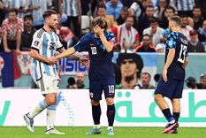 Mac Allister saluda a Modric tras la victoria argentina ante Croacia. Foto: EFE Mac Allister saluda a Modric tras la victoria argentina ante Croacia. Foto: EFE