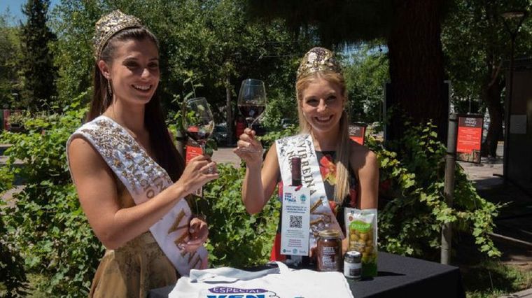 Las reinas de la vendimia junto a productos regionales mendocinos. Foto: Gobierno de Mendoza