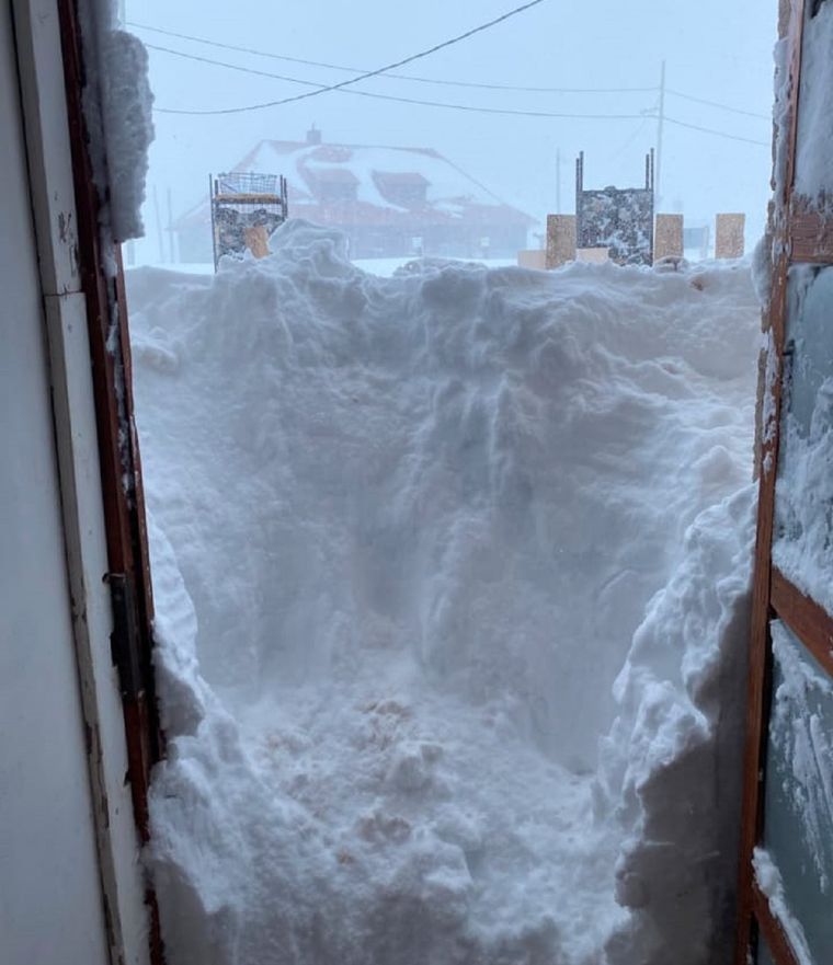 Esta noche esperan que la nieve alcance los dos metros. Esta noche esperan que la nieve alcance los dos metros.