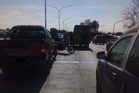 El motociclista sufrió politraumatismos leves y debio ser trasladado al Hospitan central.