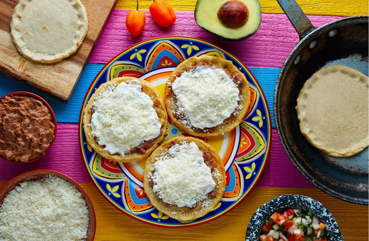 Puedes aprovechar la masa de los sopes y rellenarlas con tus combinaciones preferidas. Foto: Shutterstock