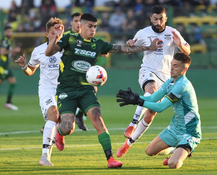 Defensa sorprende a Talleres en Varela. Foto: Télam