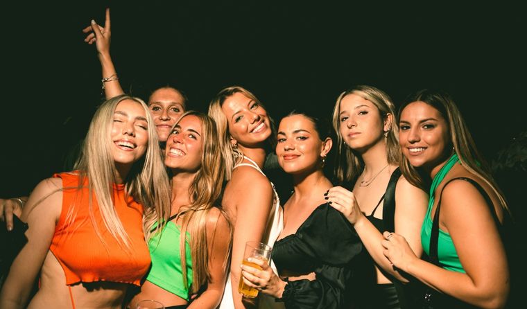 Un grupo de amigas de pleno disfrute. Foto: Lean Conti para Nativo