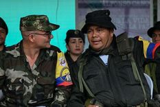 Alias Iván Mordisco (izq.) y alias Calarcá (der.), otrora aliados, ahora lideran facciones enfrentadas.