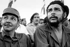 Raúl junto al Che en una imagen de 1964.