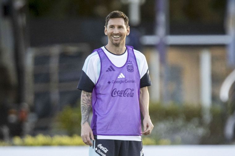 Lionel Messi participó de la práctica de fútbol del jueves y trajo alivio a todo Argentina. Lionel Messi participó de la práctica de fútbol del jueves y trajo alivio a todo Argentina.