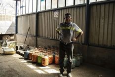 Ángel Toledo busca y recolecta gases en Guatemala que pueden perjudicar la atmósfera.