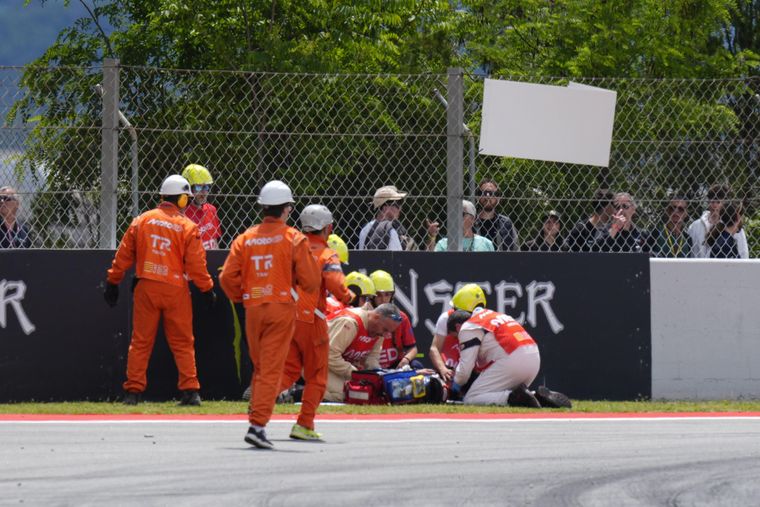 Álex Márquez debió ser atendido en pista y luego trasladado en ambulancia tras el accidente en Barcelona-Cataluña.
