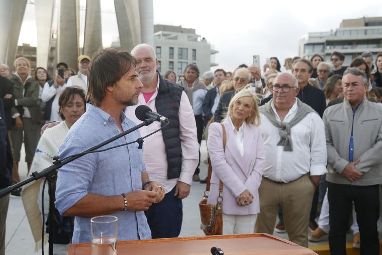 Lacalle Pou inauguró la escultura junto al intendente de Maldonado. Foto: Gentileza