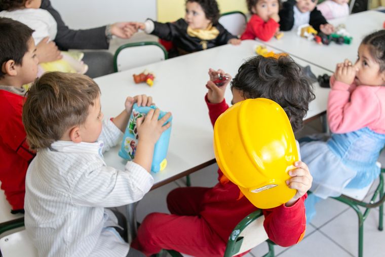 La socialización es el pilar sobre el que se construye todo lo demás. La socialización es el pilar sobre el que se construye todo lo demás.