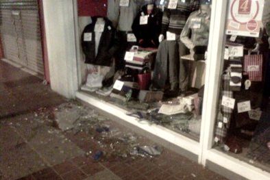 MDZol | Así quedó la vidriera del negocio. Foto: MDZ