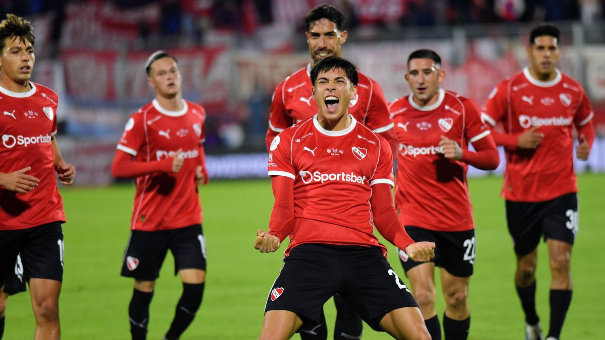 Con dos golazos de tiro libre, Independiente venció 2-0 a Unión y avanzó a octavos de final