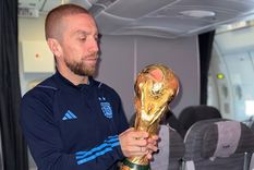 Papu Gómez levantó la Copa del Mundo, pero ahora podría perder la medalla. Foto: Instagram