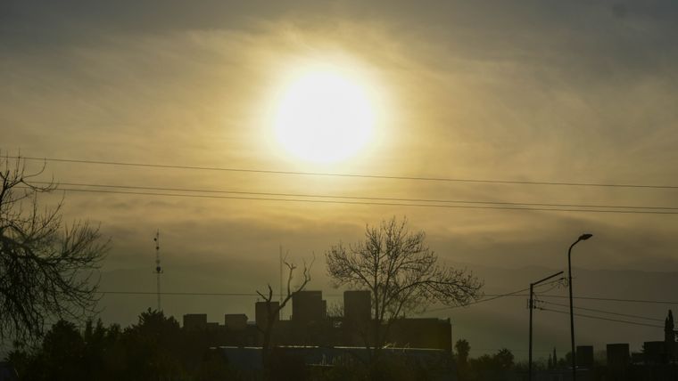 El SMN advirtió que las ráfagas más intensas afectarán las zonas cordilleranas durante la jornada del domingo.