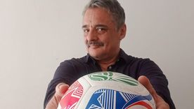 "Maradona decía que la pelota no se mancha. Pero ahora la pelota se enchufa", reflexiona Juan Pablo Meneses. "Maradona decía que la pelota no se mancha. Pero ahora la pelota se enchufa", reflexiona Juan Pablo Meneses.