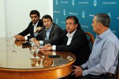 El ministro Nieri diserta ante la mirada de Mema, Ibáñez y Vaquié