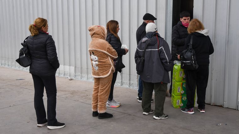 La entrega en el deposito es ágil, pero los familiares de los jubilados deben trasladarse si o si hasta allí cuando antes retiraban la mercadería en la farmacia de su barrio. La entrega en el deposito es ágil, pero los familiares de los jubilados deben trasladarse si o si hasta allí cuando antes retiraban la mercadería en la farmacia de su barrio.