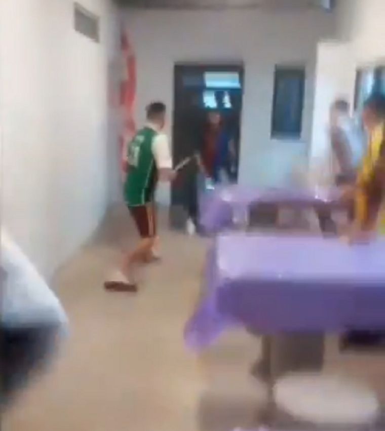 Detenidos se pelearon con palos y facas Foto: Captura de video
